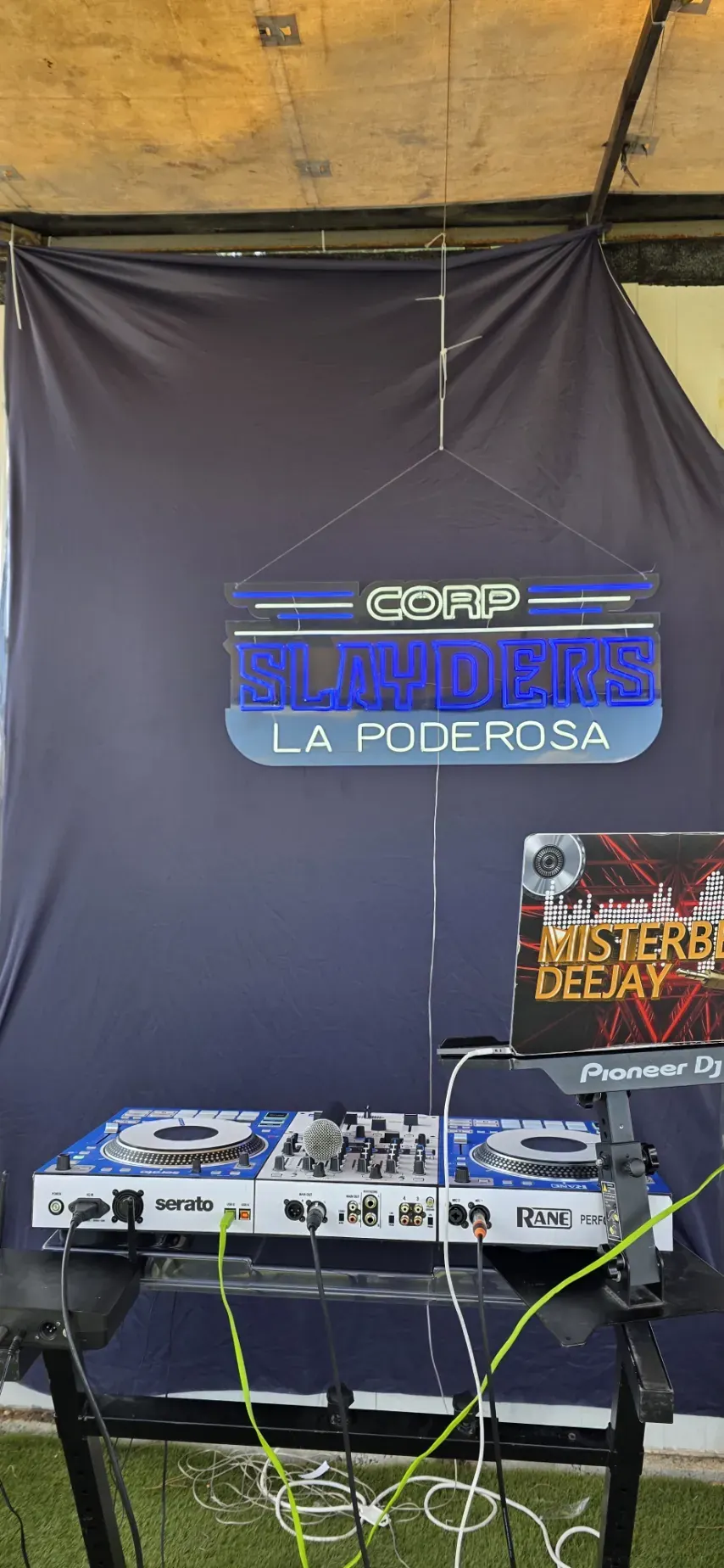 Rótulo LED de píxeles y contorno — detalle