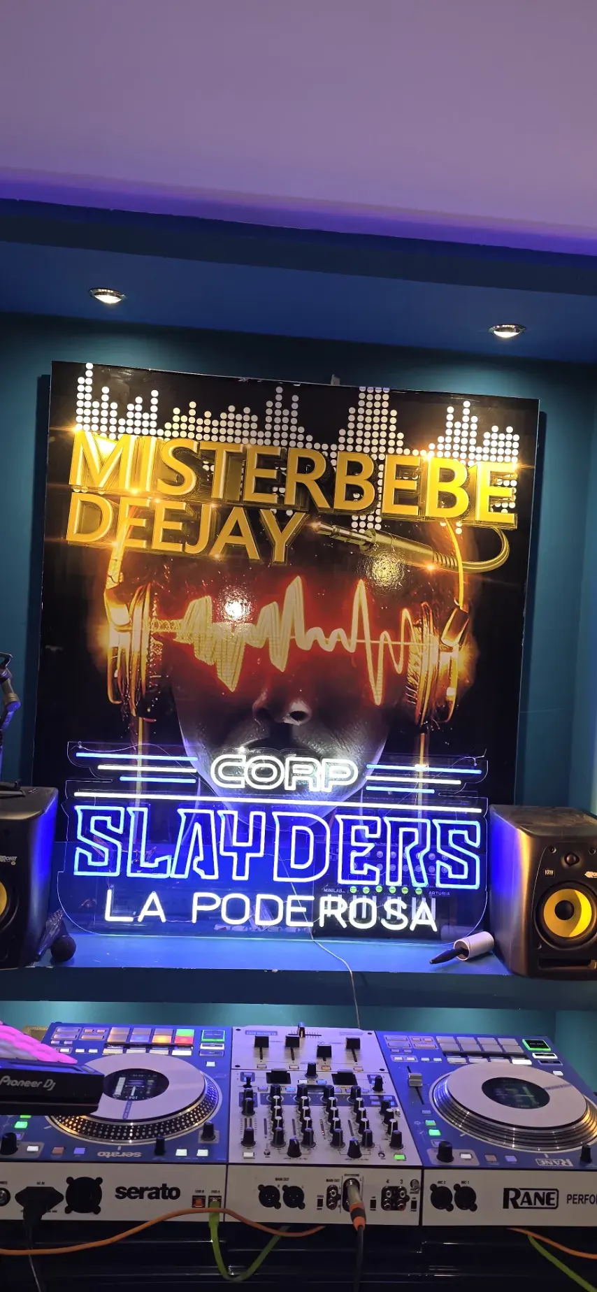 Rótulo LED de píxeles y contorno — alquiler en Madrid