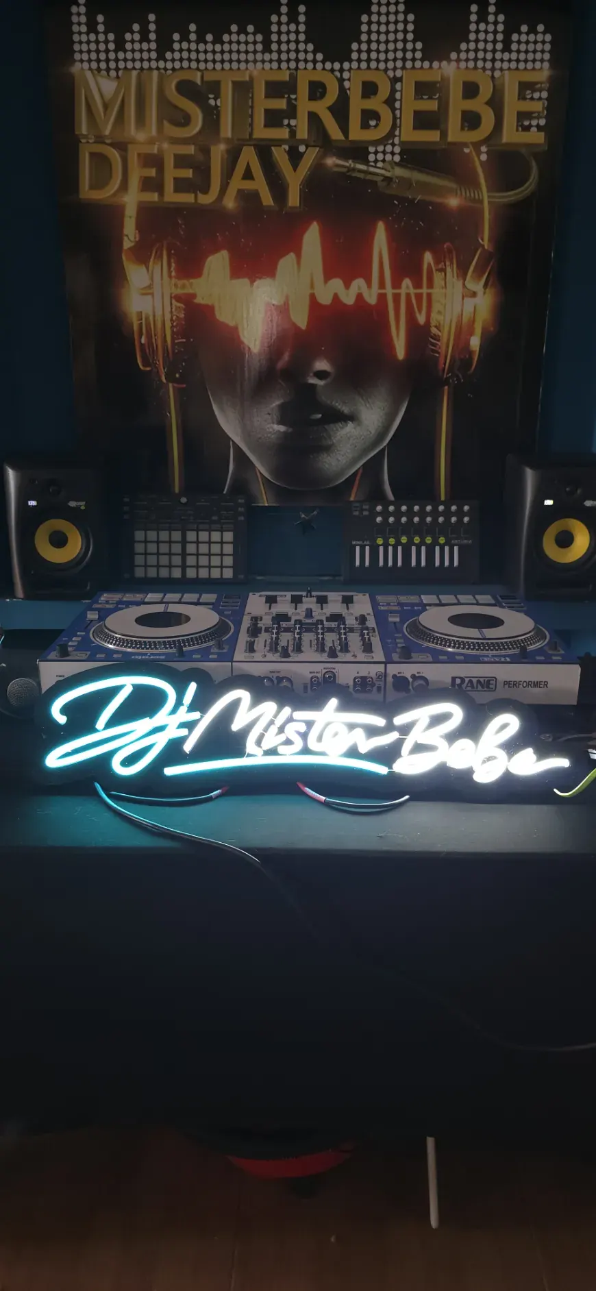 Neón personalizado en cabina de DJ