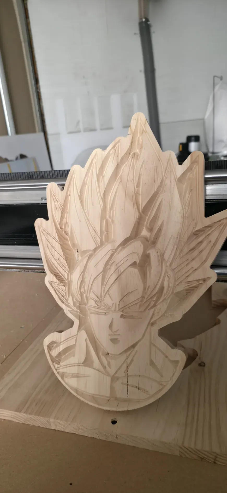 Figura cortada y grabada en madera con fresadora CNC