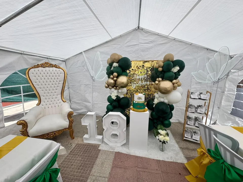 Montaje de fiesta con números luminosos, trono y panel de lentejuelas