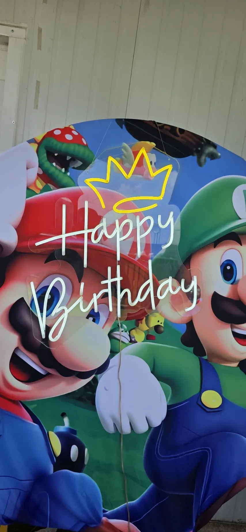 Neón LED «Happy Birthday» con corona — alquiler en Madrid