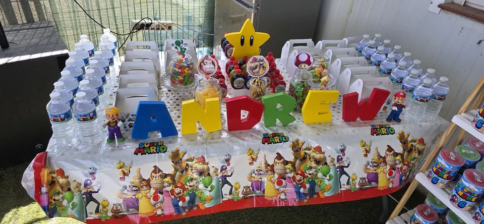 Mesa dulce Super Mario con letras del nombre y repostería propia