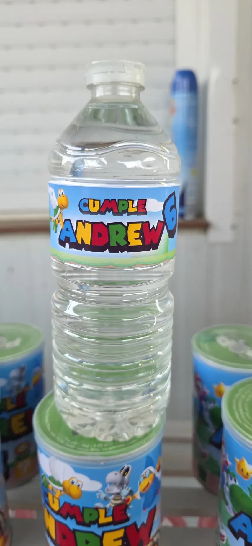 Botella de agua etiquetada