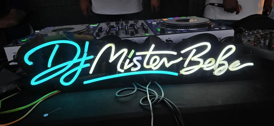 Neón LED personalizado fabricado en nuestro taller