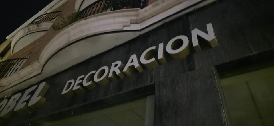 Letras corpóreas de fachada — detalle